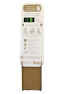 Affichage public de la borne avec compteur, b&eacute;n&eacute;fices et message "Touchez ici si vous &ecirc;tes venu en mobilit&eacute; active !".
